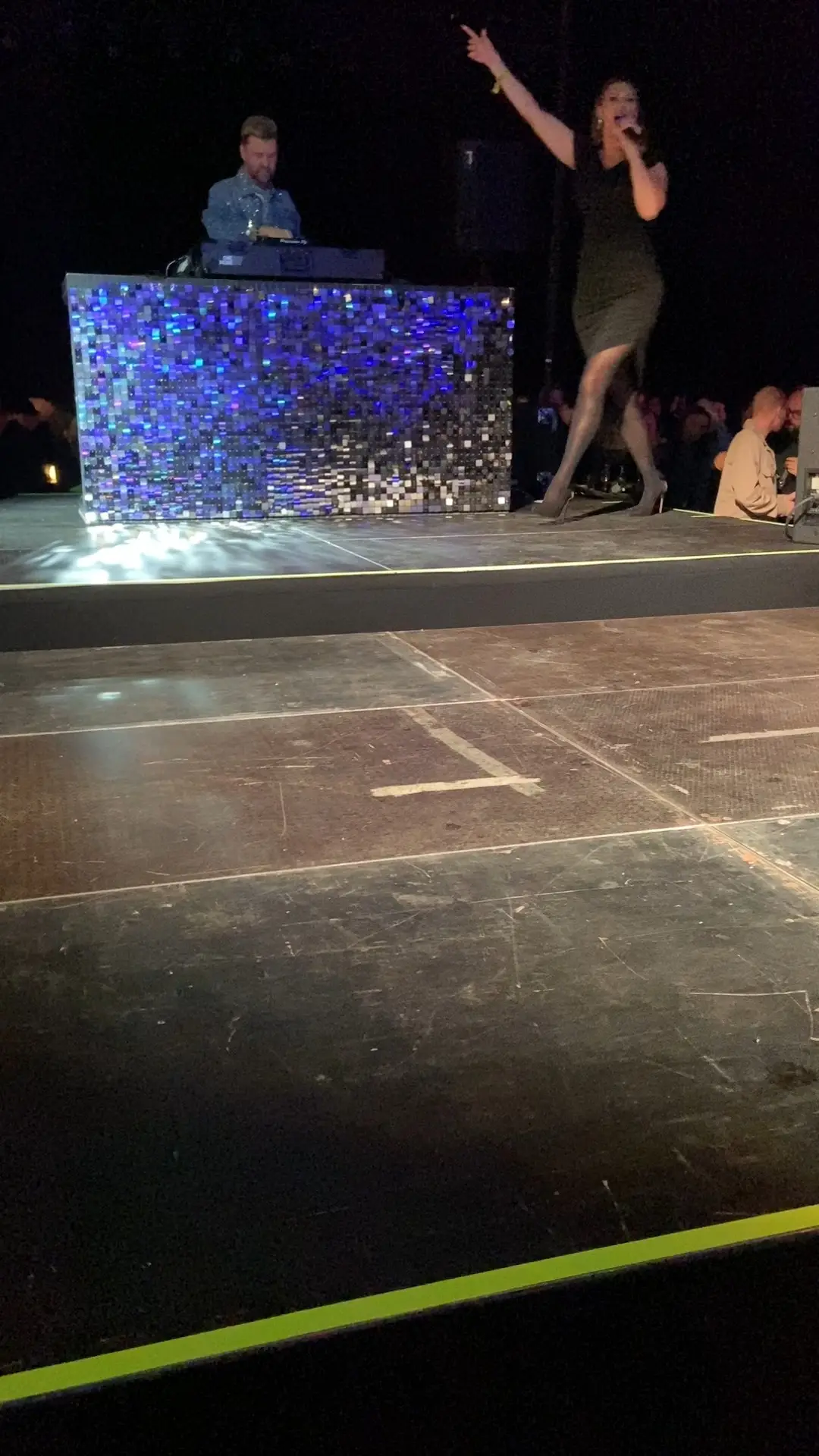 @f.officiiall körde först sin låt och festade sedan loss till @sannanielsenofficial. Nu går vi till sängs medan många fortfarande festar uppe vid @strawberryarena