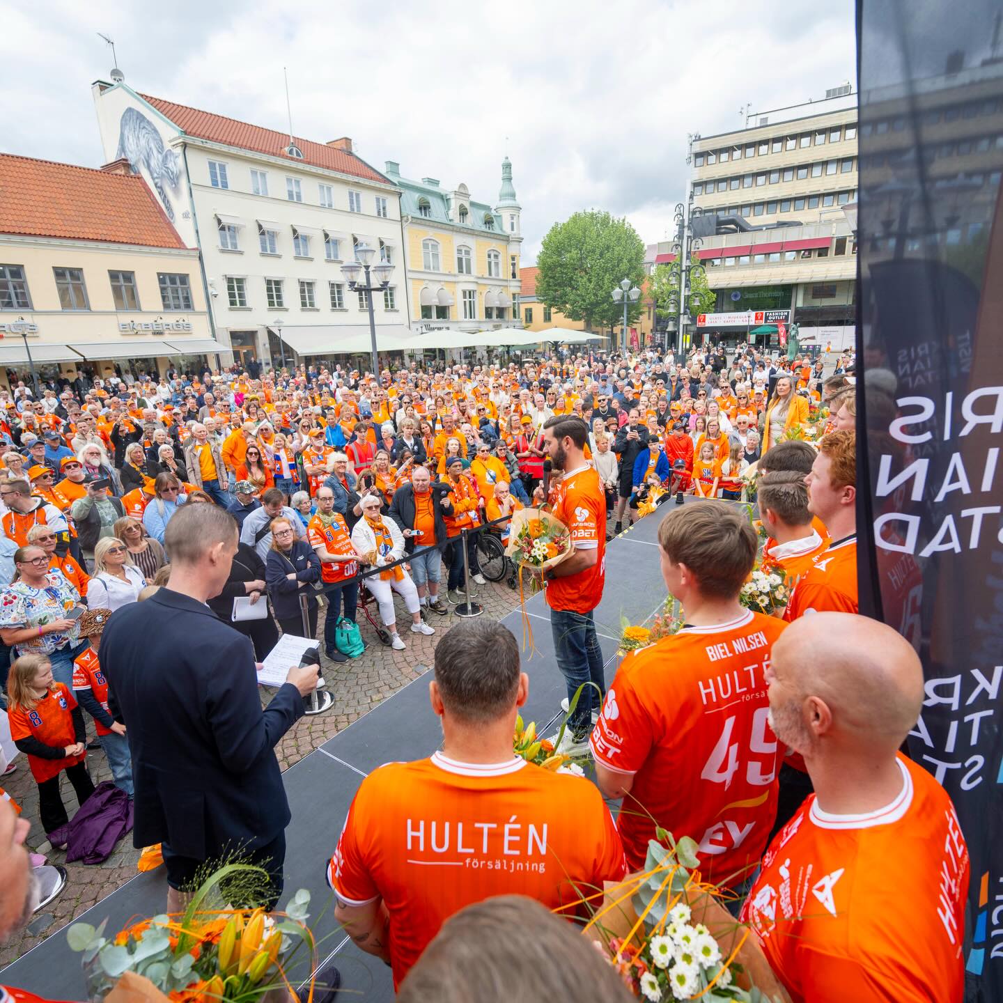 Firade SM-guld med @ifk1899 på Lilla Torg idag. Strong insats igår kväll och tufft firande. Så pass att man glömde ta med sig bucklan till friandet. Men en rådig insats av klubbchef Johan Jeppsson löste den biffen. Grattis till första stjärnan - med 10 SM-guld! Guldtränaren @andershallberg86 lämnar nu för annan klubbadress vilket bland annat Axel Månsson och Herman Josefsson också gör - men de tar med sig en välförtjänt guldmedalj! @kristianstad_city och @visitkristianstad och @kristianstadskommun @orangeastaden